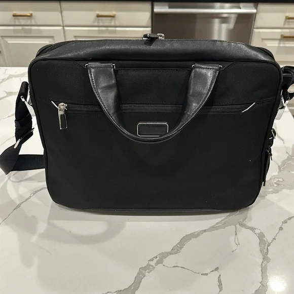 Excellent Condition Tumi Arrive Sawyer Black Brief Bag - Picture 4 of 6